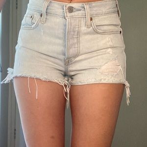 High-Rise Levi’s Shorts - Light Wash